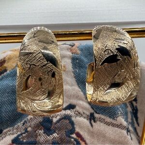 Vintage Sarah Coventry Gold Tone Abstract Textured Clip On Earrings
